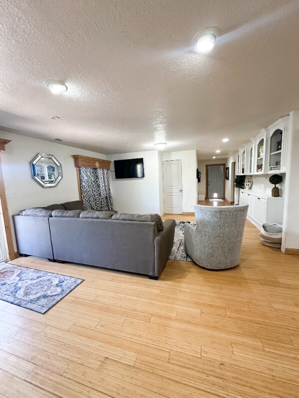 Building Photo - 462 E Pine View Dr