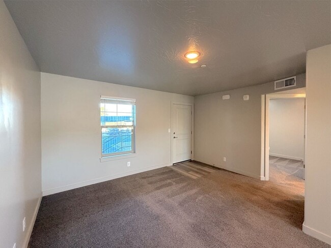 Building Photo - 2 bed, 1 bath Condo