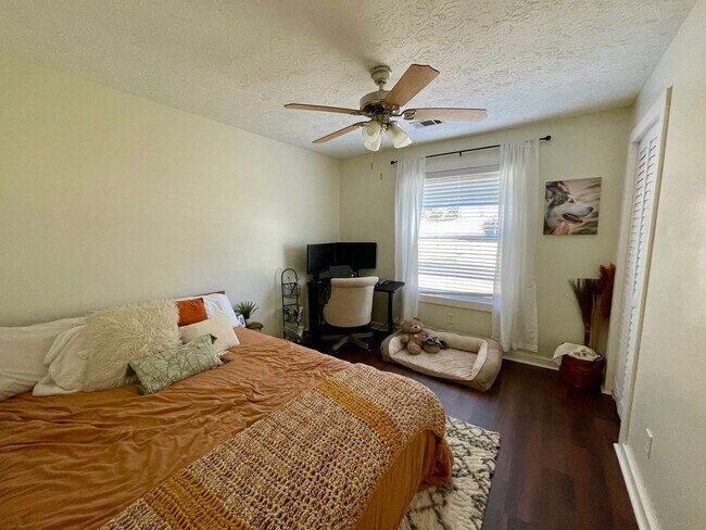 Building Photo - Beautiful newly renovated 3 bedroom 2 bath...