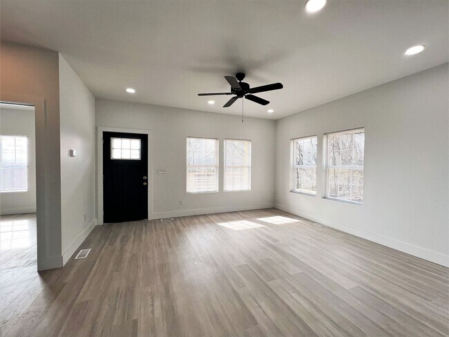 Building Photo - LOCATED IN HISTORIC PARKRIDGE!!