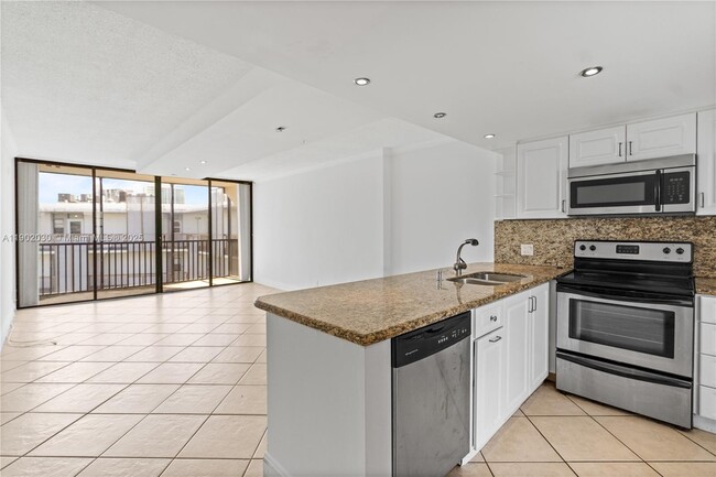 Building Photo - 3475 N Country Club Dr
