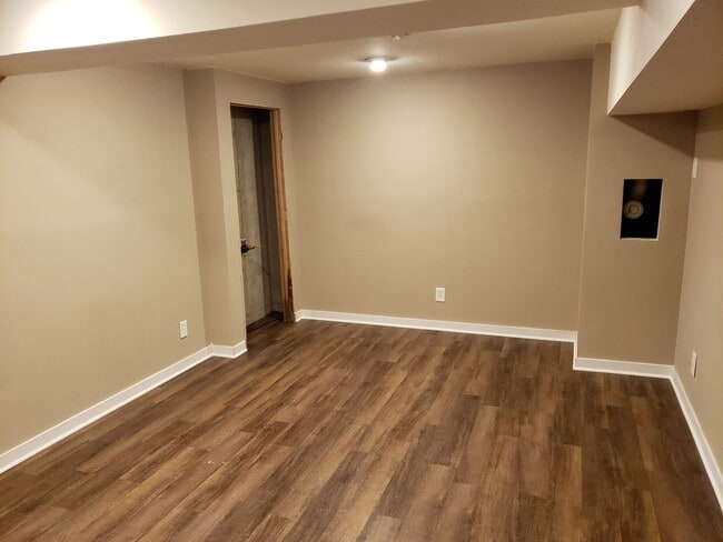Building Photo - Updated 3 bd 2.5 ba updated home