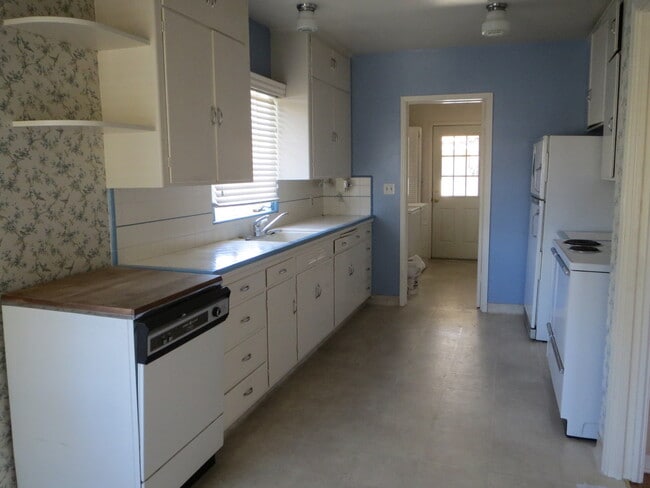 Building Photo - Cute Fresno High home, hardwood floors & more!