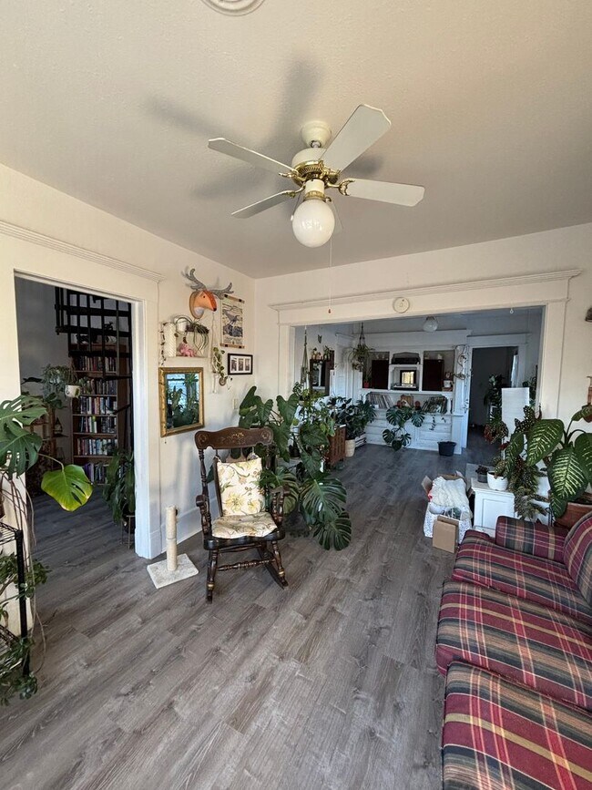 Building Photo - 122-124 E Lloyd