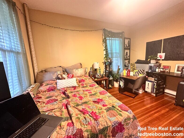 Building Photo - 52 Dustin St