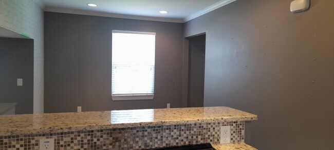 Building Photo - COMING SOON - 2 Bedroom 2 Bath home with f...