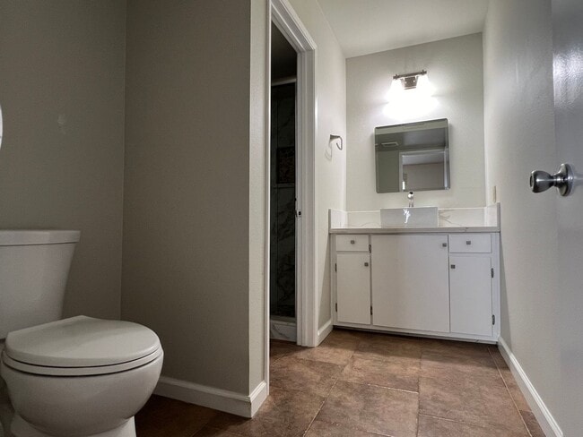 Building Photo - Spacious Townhome in Swallows Nest Country Club