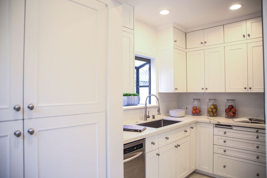 Building Photo - 7865 Willoughby Ave