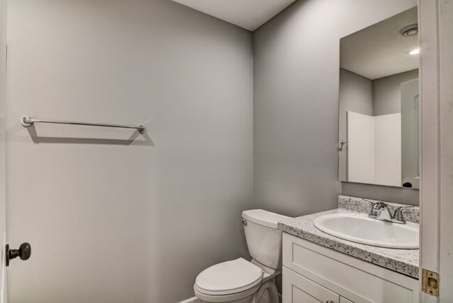 Building Photo - Like New 3 Bedroom Town Home
