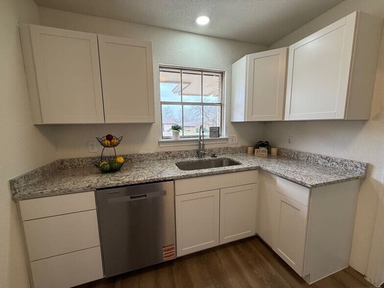 Building Photo - 3007 Sierra Dr