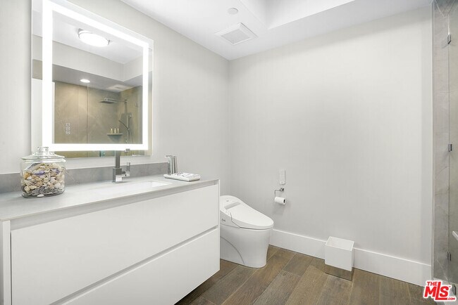 Building Photo - 13600 Marina Pointe Dr
