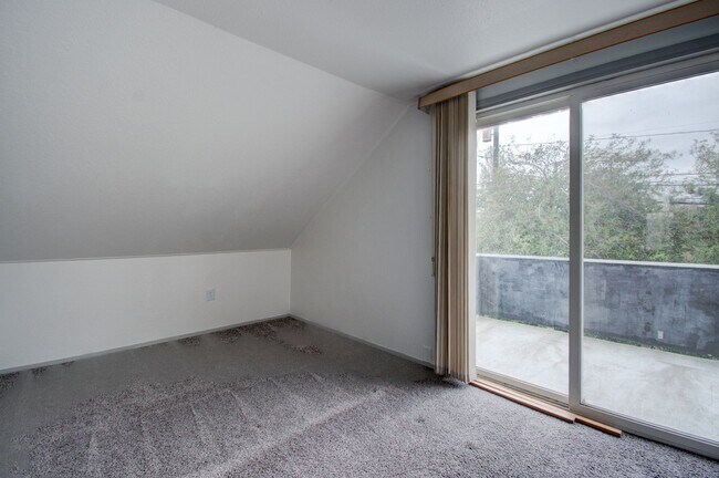 Building Photo - 3 bedroom/3 Bathroom House- In Town with Large yard