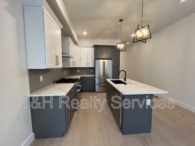 Building Photo - 930 Woodlawn Ave