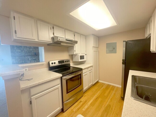 Building Photo - 2 bedroom/2 bathroom main level condo!