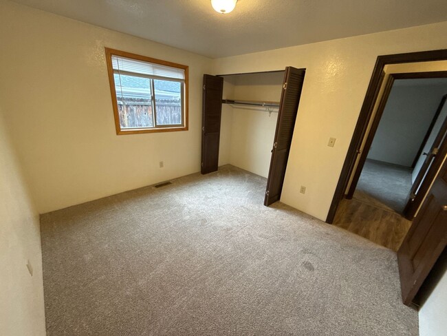 Building Photo - NE 3 Bdrm, 2 Bath House, All Appliances, W...