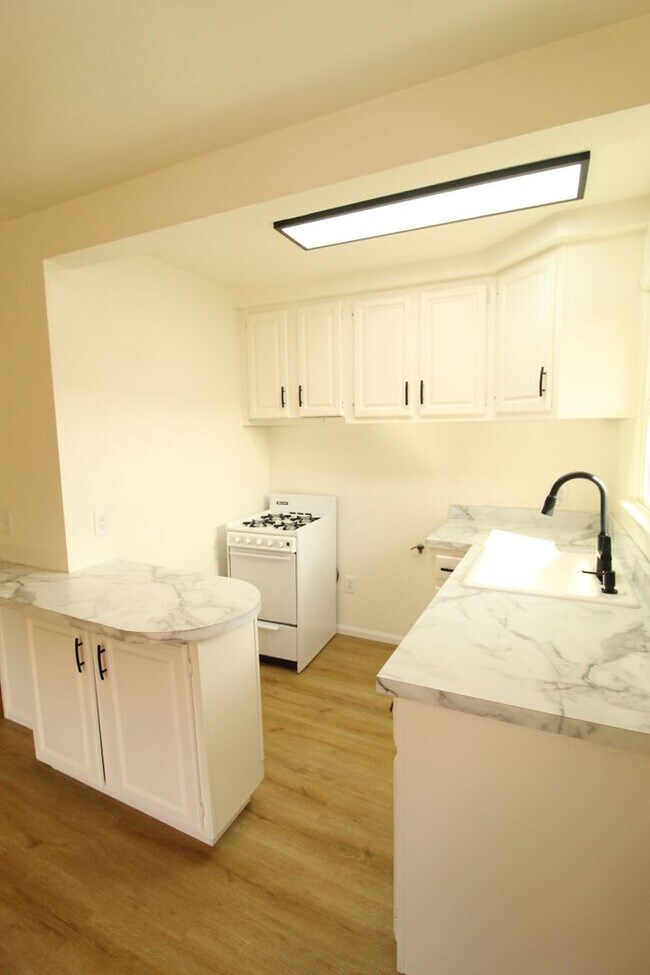 Building Photo - Midtown Ventura Studio with Great Amenities!