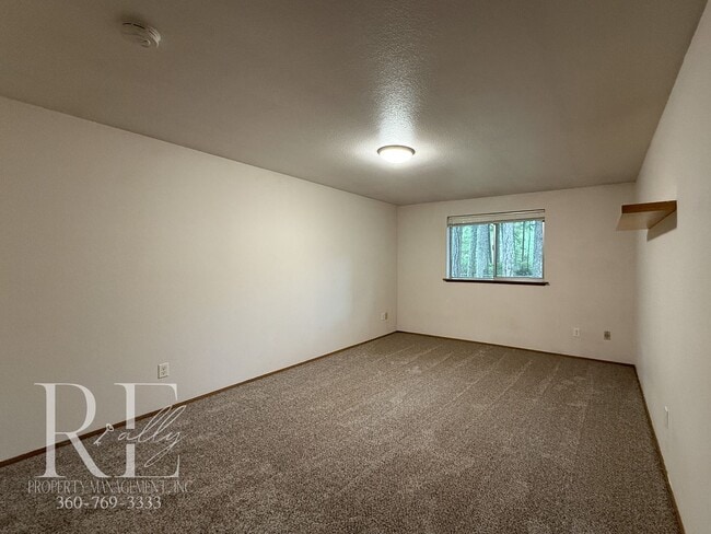 Building Photo - Vaulted Ceilings, Skylights & a True Primary Suite in This Gig Harbor Duplex
