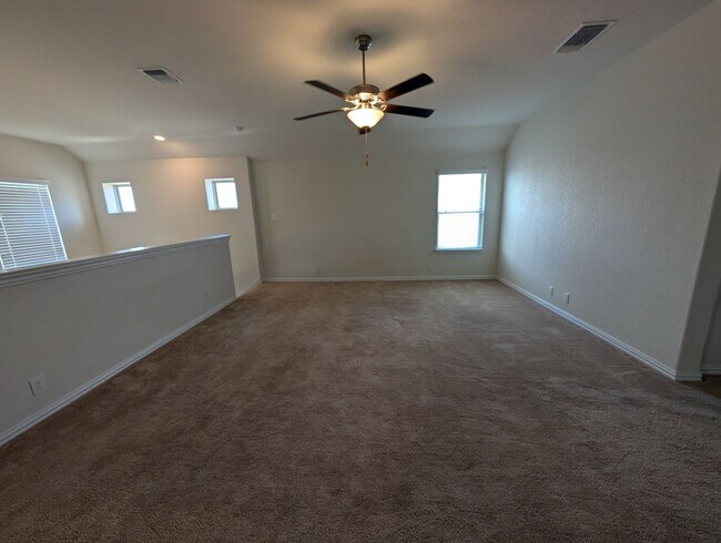 Building Photo - 4/2.5/2 with Large Game Room / Near Gruene...
