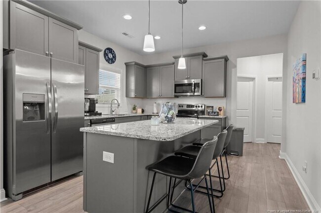 Building Photo - 4 Bedrooms 3 Bathrooms