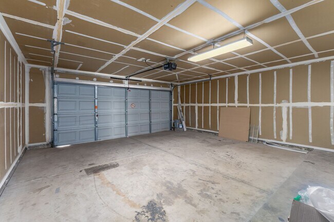 Building Photo - Spacious 3 Bed, 2 Bath Home in Peoria - Your Perfect Home Awaits!