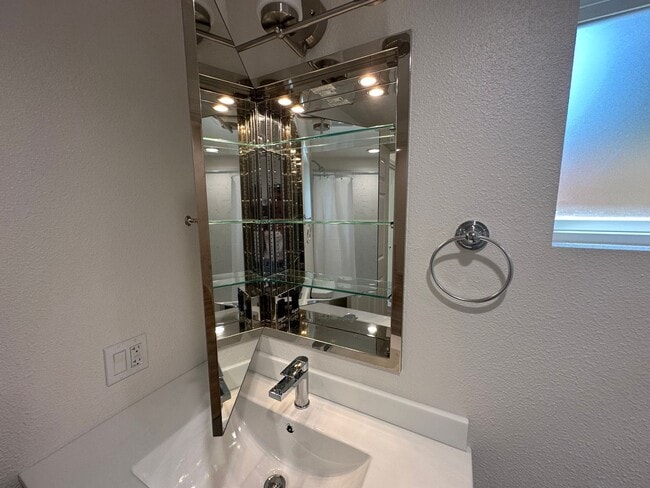 Building Photo - Newly Renovated 3 Bedroom 2 Bathroom Close to Town