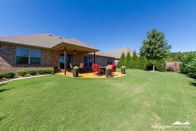 Building Photo - Georgeous 3 bedroom 2 bath home with SOLAR  and a view!