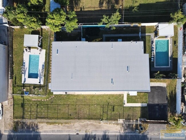 Building Photo - 711 S Shore Dr