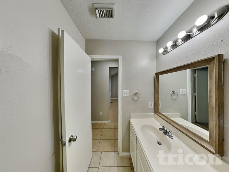 Building Photo - 2311 Shady Birch Dr