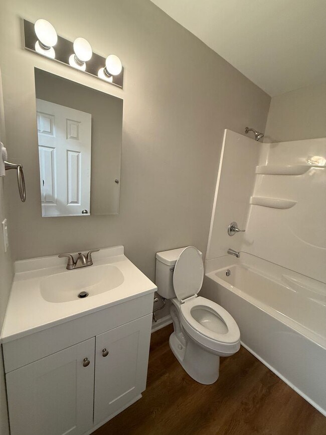 Building Photo - Spacious Duplex!
