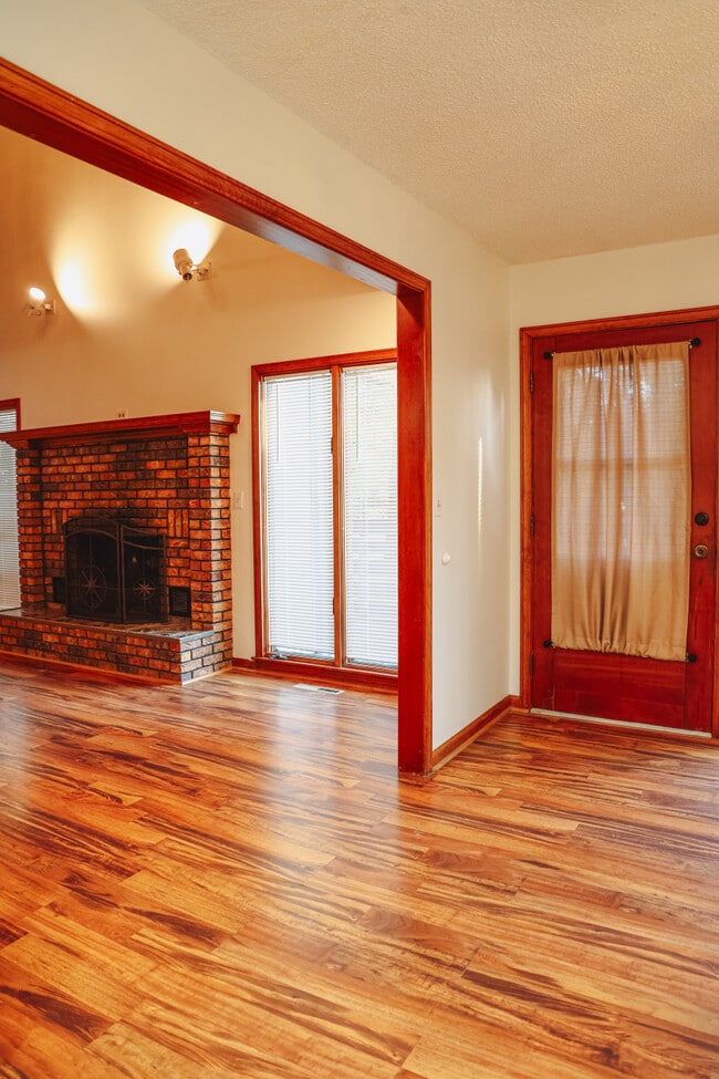 Building Photo - 101 E Hale Lake Rd