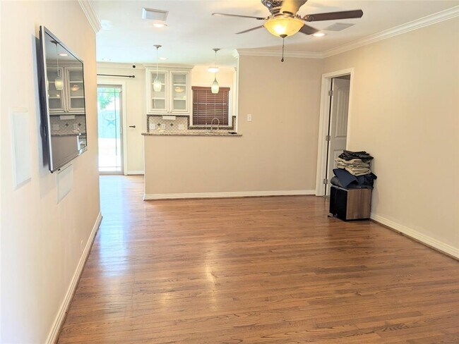 Building Photo - 1023 W 31st St