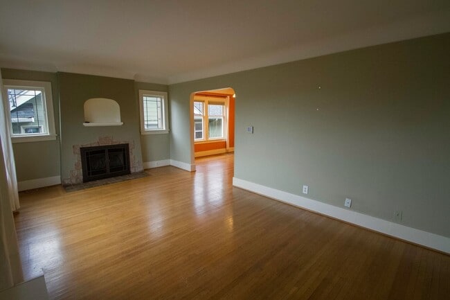 Building Photo - Beautiful Maple Leaf Home