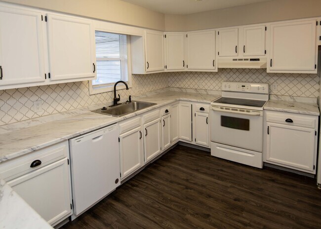Building Photo - 130 Pierre Pl