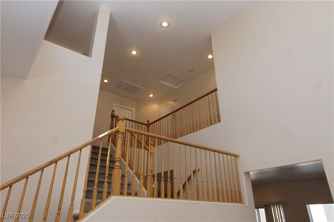 Building Photo - 2586 Highland Cliff Dr