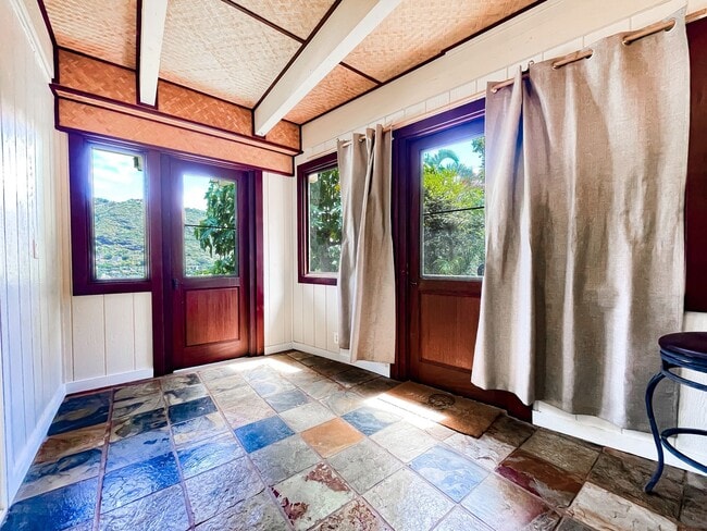 Building Photo - Pet Friendly 2-Bedroom Palolo Duplex