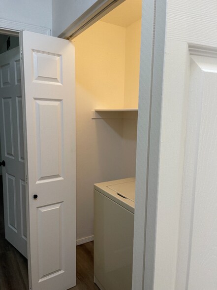 Building Photo - 515 E 6th St