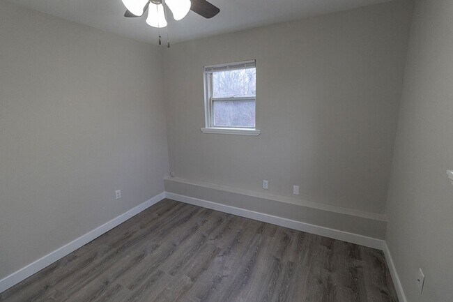 Building Photo - Fully Updated 2 BDR Apartment