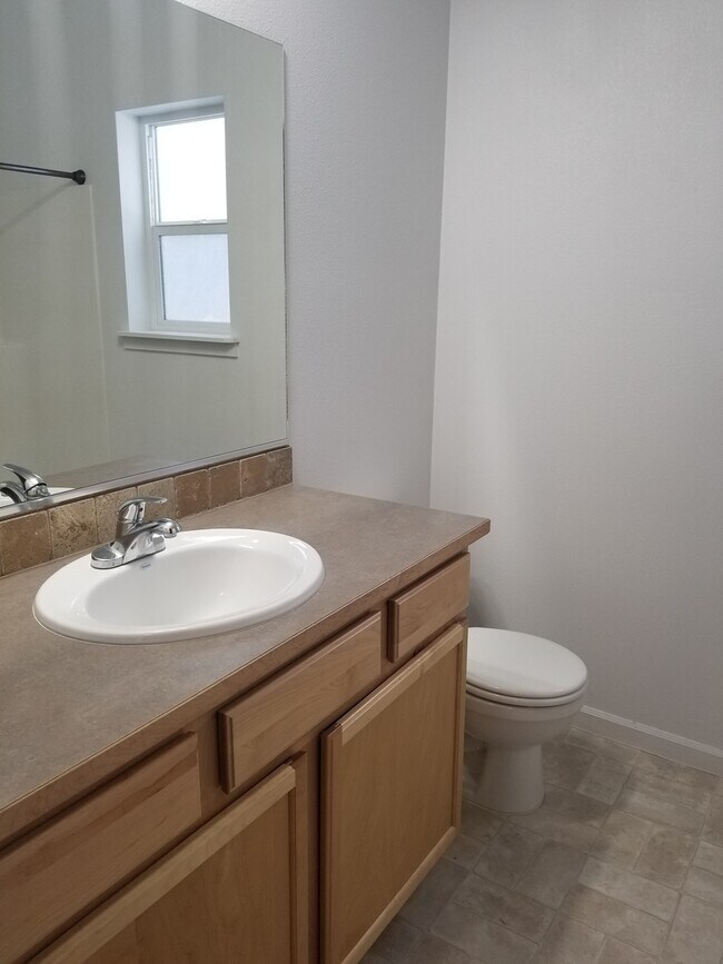 Building Photo - Beautiful Single-Level Living in a Desirable Spokane Community - New pictures coming soon!