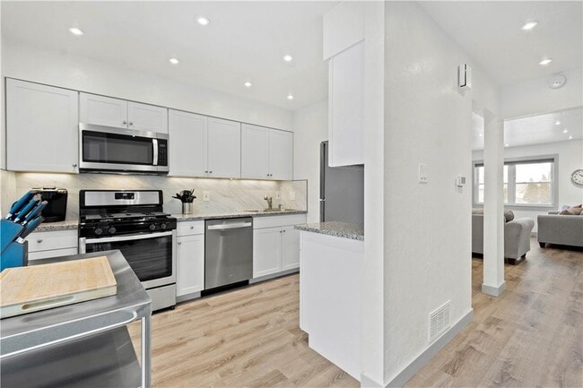 Building Photo - 236 S Grandview Ave