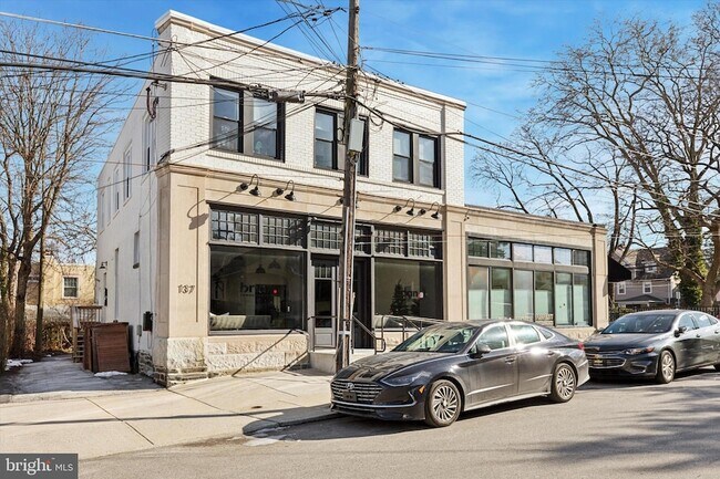 Building Photo - 137 E Spring Ave