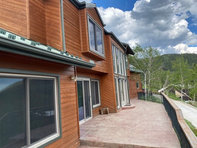 Building Photo - Mountain Views!