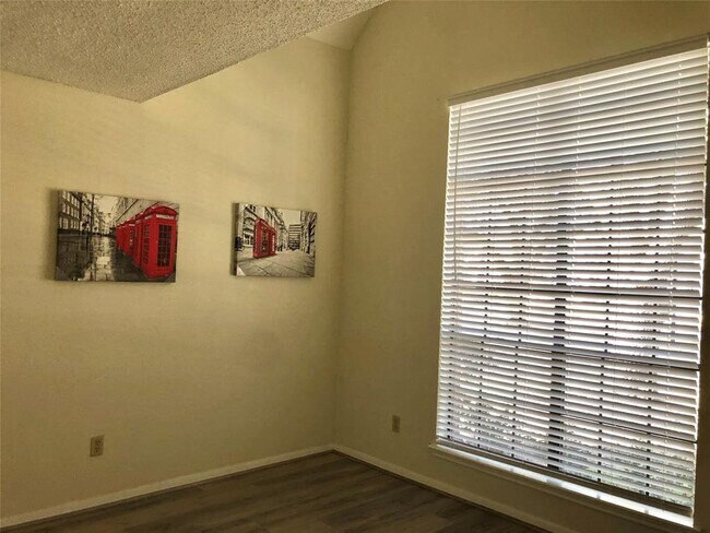 Building Photo - 3226 Country Club Blvd