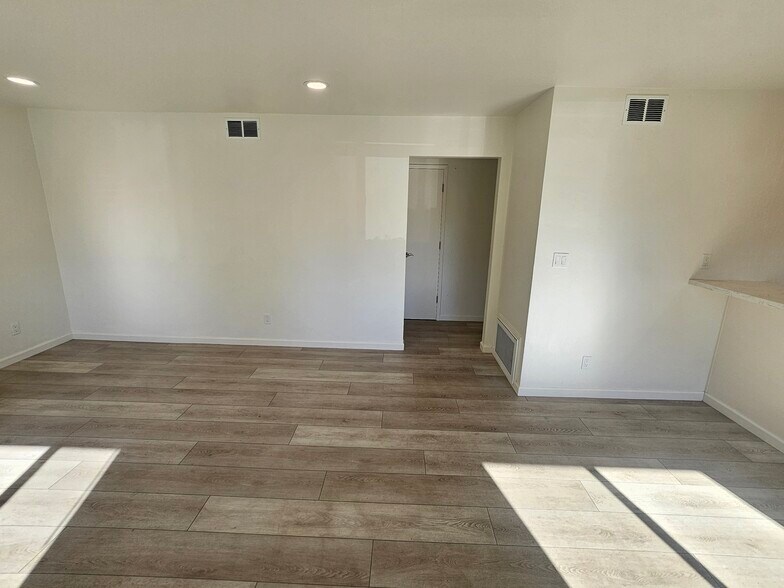 Living room - 4380 Diamond St