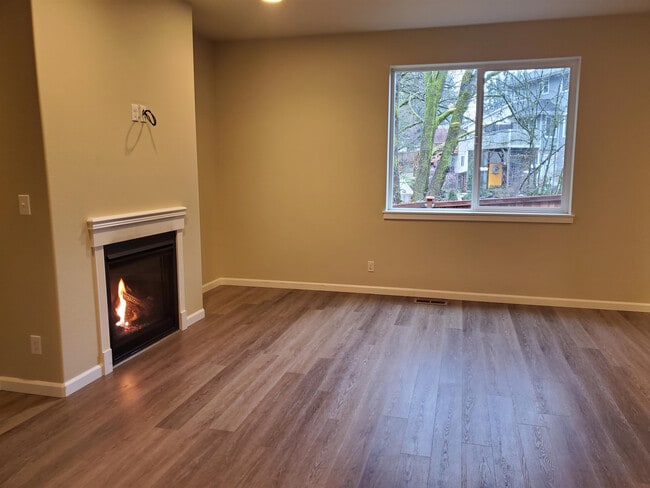 Building Photo - 1502 Onyx St SE