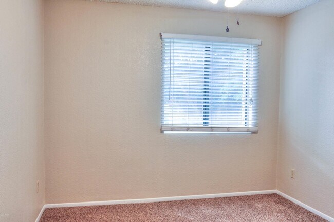 Building Photo - 2146 W Isabella Ave