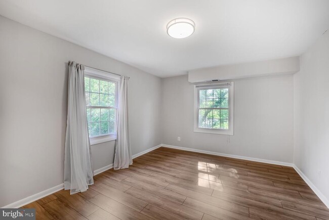 Building Photo - 3860 Lyndhurst Dr
