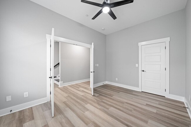 Building Photo - Gorgeous 3 Story 4 Bedroom Pet Friendly Home For Rent!