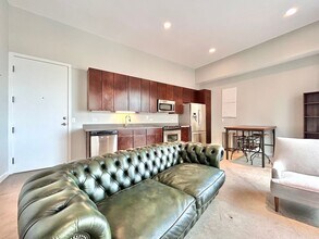 Building Photo - Charming Downtown High Rise Condo  1BD/1BA with Upgraded Features