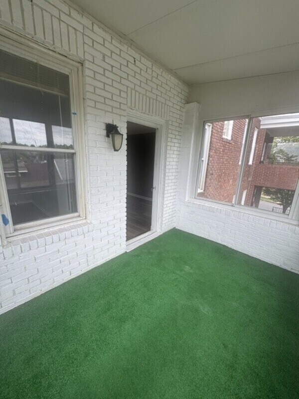 Building Photo - 2917 Poplar Terrace