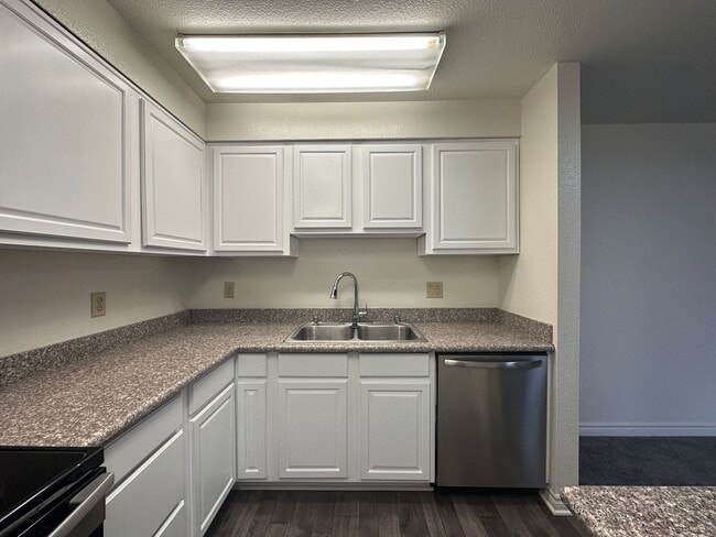 Building Photo - Cozy 2 bed 2 bath condo!